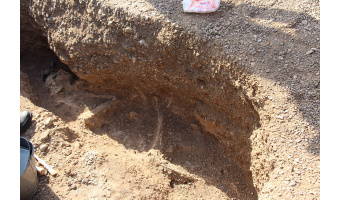 ۱۲گور چکمه ای و بقایایی از دوره برنز تا آهن در کاوش های باستان شناسی محوطه استرک -جوشقان کاشان کشف شد