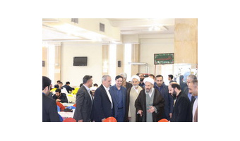 حضور صمیمانه امام جمعه و فرماندار کاشان به همراه هیات رئیسه دانشگاه در جمع دانشجویان در سلف سرویس پسران به مناسبت روز دانشجو