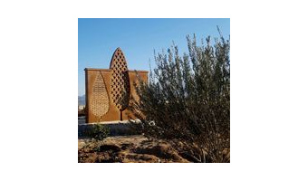 "آنسوی دیوار باغ فین"  اثر دکتر عباس اکبری عضو هیات علمی دانشگاه کاشان در یزد
