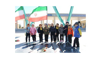 گلباران گلزار شهدای گمنام توسط فرزندان نونهال کارکنان دانشگاه کاشان