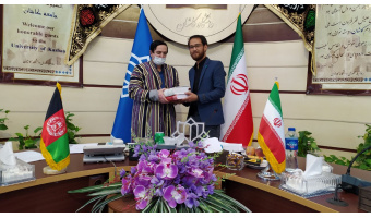تجلی پیوندهای مشترک فرهنگی با اهدای لباس محلی افغانستان به رئیس دانشگاه کاشان