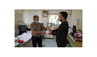 توزیع ماسک و محلول ضدعفونی کننده دست بین کارکنان دانشگاه