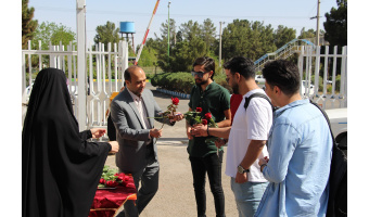 گزارش تصویری عرض خیرمقدم، تبریک سال نو و اهداء گل دبیرخانه عفاف و حجاب دانشگاه کاشان به دانشجویان